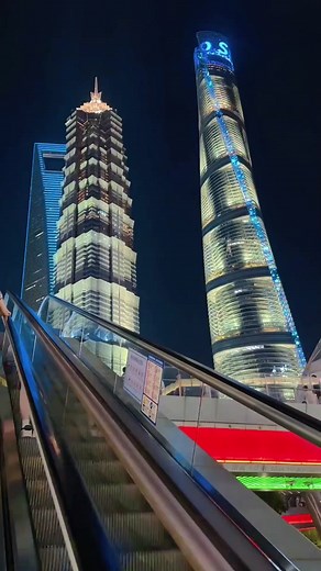 Night view of the iconic building or known as the Shanghai tower #fyp #shanghai #city #night #china #cyberpunk2077 #douyin_tiktok_china