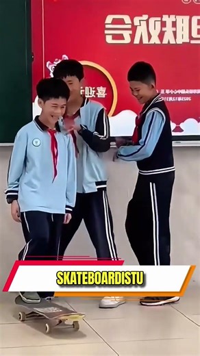 Profesor zjistí, že jeden z jeho studentů jezdí na skateboardu, a požádá ho, aby předvedl ukázku