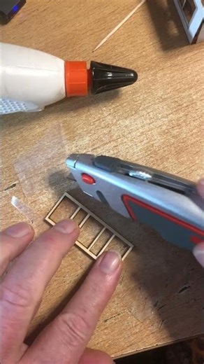 Fensterrahmen verglasen für Modellhäuser #moba #modelleisenbahn #modellbau #miniature #woodworking