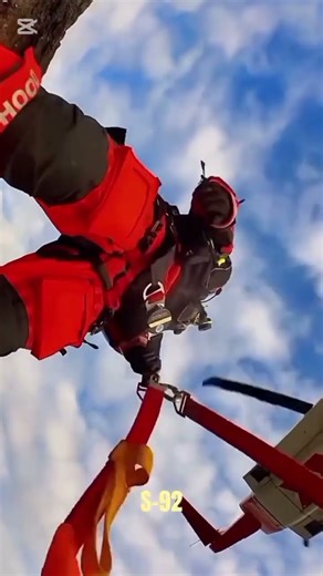 “Sikorsky S-92A: The Tech Behind Ireland’s Ultimate Rescue Helicopter! 🚁⚡🌊” #technology #helicopter