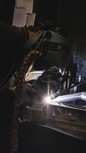 Besuch vom Schweiß-Guru 🔥 @igor_welder bei NICOLAI ⠀ Igor Welder ist Deutschlands bekanntester Schweißer. Auf seinem gleichnamigen, erfolgreichen Youtube Kanal zeigt er nicht nur, wie es geht, er reist auch gerne durch die Lande, immer auf der Suche nach spannenden und exklusiven Anwendungen seines Handwerks. Igor kennt sich aus, das hat man bei seinem Nicolai Hausbesuch deutlich gemerkt. Umso mehr freut uns sein positives Urteil und seine Begeisterung über unsere Schweißnähte. Schau das ganze 