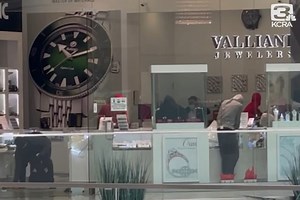 💥Smash-And-Grab Robbery 🎥 Video obtained by KCRA 3 shows a smash-and-grab theft by ten people at a jewelry store inside the Roseville Galleria. Read more >> https://on.kcra.com/3vDEvvg | KCRA 3