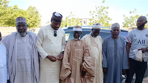 KAI TSAYE... Yanzu haka Sanatan Bauchi ta kudu Distinguish Sanata Shehu Buba Umar ya bada kyautar sabowar.mota wa lilmamin Gwallaga | Labari Daga Bauchi