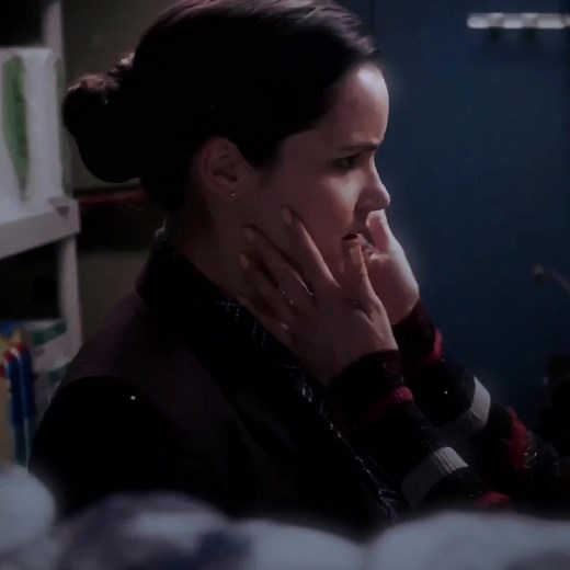 Gina linettli is a lesbian, you cant convince me otherwise. Bestie was so ready to make out witth amy litterally in a closet like come on || #ginalinetti #amysantiago #b99 #brooklyn99 #melissafumero #chelseaperetti #amyandgina #linettiago #wlw #lesbian #fyp #trending #viral #urmom #masshed_potatoes