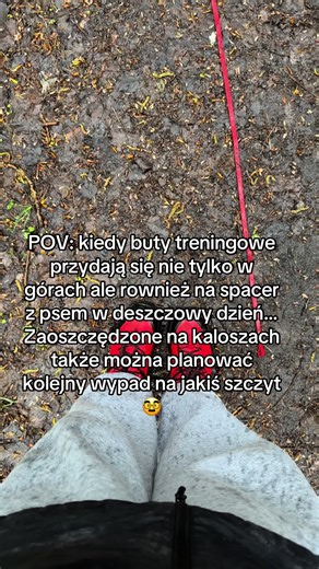 Buty treningowe na spacer z psem w deszczu