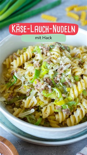 Käse-Lauch-Nudeln mit Hack – die schnelle One Pot Version unserer Lieblingssuppe! 😍 🔗 https://www.familienkost.de/rezept_kaese_lauch_nudeln.html Wenn du Käse-Lauch-Suppe genauso liebst wie wir, wirst du dieses Nudelgericht feiern! Ich habe das Ganze einfach in einen cremigen Nudel-Topf verwandelt – ganz ohne Schmelzkäse, dafür mit Frischkäse und richtig viel Geschmack. 💛 Zutaten für 5 Portionen: 300 g Hackfleisch 1 Knoblauchzehe 1 Stange Lauch 200 g Frischkäse 750 ml Gemüsebrühe 300 g Nudeln 