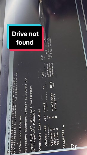 مشكل عدم ظهور مساحة التخزين عند تنصيب الويندوز في العادة يكون سبها فقدان التعريفةإلا أنه في حالتنا توجد مشكلة في الاتصال بين مدخل مساحت التخزين والكرت الام#tunisia #cupcut #computerrepairguy #foryoupage