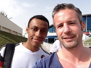 24K views · 12 shares | Gestatten: Khalid, 22, aus Katar. Sein Papa war schon immer Fan des FC Bayern - und was für den Vater gilt, gilt auch für den Sohn. Sein Lieblingsspieler ist Thomas Müller. Sein Traum: Einmal ein Spiel live in der Allianz Arena verfolgen. Die Gesänge hat er jedenfalls schon drauf! | Absolut Bayern | Facebook