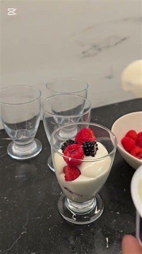 Frühstücks-Meal-Prep! 😉 Joghurt-Früchte-Becher 🍓 Jedes Mal perfekt knusprig! #food #leichterezepte