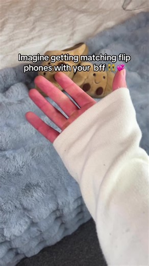 Imagine getting matching flip phones with your bff 🥹💞 #flipphone #retro #detox