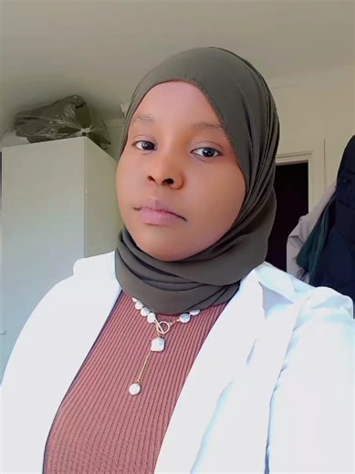 Stylish Outfit of the Day: Skirt and Handbag Highlights