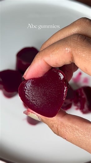Aditi Patel 🇮🇳| 🇺🇸 on Instagram: "Homemade ABC Gummies 🍎🥕🩷 Made with fresh apple, beet, carrot & pomegranate juice — 100% natural, no colors, no preservatives ✨ Recipe: • Juice apple, beet, carrot & pomegranate using @amzchef juicer • In a bowl: add juice, a pinch of salt, agar agar powder, lemon juice & honey • Mix well and bring it to a boil for 4–5 minutes • Pour into ice cube molds • Refrigerate for 1 hour ✔️ Healthy, chewy gummies are ready! ABC gummies, healthy gummies, homemade gum