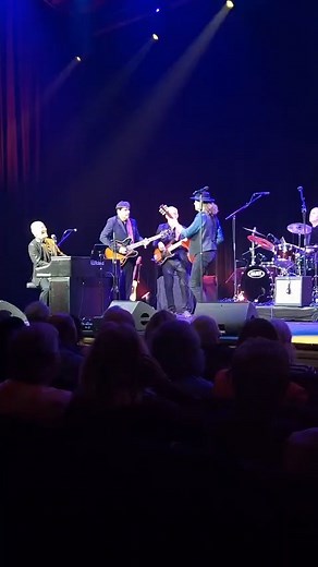 Ein unvergesslicher Moment, mit dem Professor of Rock’n’Roll Andy Lee Lang sein beeindruckendes 40-jähriges Bühnenjubiläum im Globe Wien im schwungvollen Stil von Chuck Berry zu würdigen! ✨🎶 #rocknroll #legend #anniversary #onstage #globe #vienna Andy Lee Lang | Peter Kern