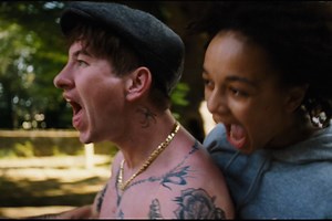 "Bird vola alto e regala emozioni". CineFacts.it Un emozionante e poetico coming of age firmato da Andrea Arnold, con Barry Keoghan e Franz Rogowski: #Bird, dall'8 maggio al cinema. | Lucky Red