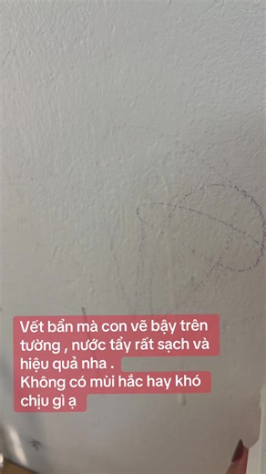Vết bẩn mà con vẽ bậy trên tường , nước tẩy rất sạch và hiệu quả nha . Không có mùi hắc hay khó chịu gì ạ #nướctayvetbantrentuong