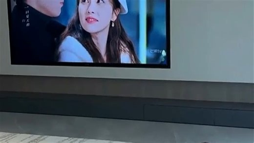 TCL 4K电视，高对比度呈现纯正黑画面，观影更沉浸；搭载QLED量子点技术，色彩真实鲜活。客厅里的家庭影院级享受，细节分毫毕现，畅享震撼视觉盛宴。