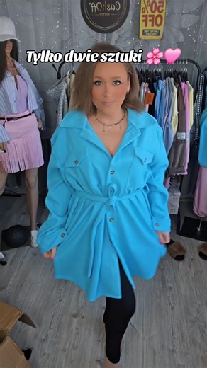 ✨ HIT NA TIKTOKU ✨ Ten płaszcz to absolutny must-have tego sezonu! 💙 Przepiękny, intensywny turkusowy kolor, który od razu przyciąga wzrok i dodaje stylizacji charakteru. 🧥 Fason koszulowy – luźny, modny krój 🎀 Pasek w talii – podkreśla sylwetkę i pozwala dopasować płaszcz do figury ✨ Stylowe guziki i kieszenie na piersi – modny detal ☁️ Miękki, przyjemny materiał – idealny na wiosnę i chłodniejsze dni 💫 Pasuje do wszystkiego: jeansów, legginsów, sukienki czy eleganckich spodni. 📏 Rozmiar: 
