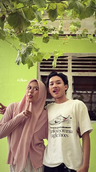 Understanding Black and White Sign Language Through Couple Photos