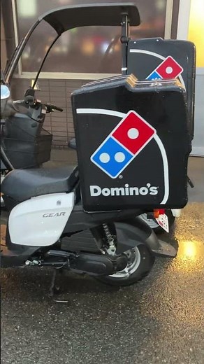 ドミノピザの宅配バイク