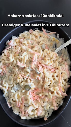 🇹🇷10 dakikada tam ölçülü makarna salatası tarifi! 🇩🇪 Cremiger Nudelsalat in 10min! Rezept⬇️ Haşlanmış makarna, yoğurtlu nefis sos, kornişon, mısır, bezelye ve havuçla yapılan bu salata hem çok pratik hem de aşırı lezzetli 🤍 Çay saatine, davet sofralarına, gün menülerine ve ani misafirlere kurtarıcı tariflerden biri 👌 İçindekiler: • 200–250 gr küçük makarna • 1 küçük havuç • Kornişon turşu • Bezelye • Mısır Sosu için: • 500 gr yoğurt • 3 dolu yemek kaşığı mayonez • 1 yemek kaşığı ketçap • 1