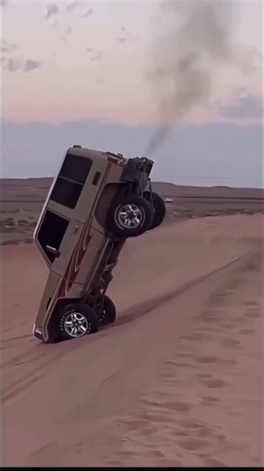 Why Desert Drivers Risk Two-Wheel Dune Runs #offroad #dunebashing #skills