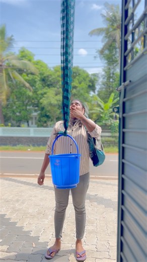 ഹോ, എനിക്കൊന്നും വയ്യ ഈ പടികൾ ഇറങ്ങാൻ 😳