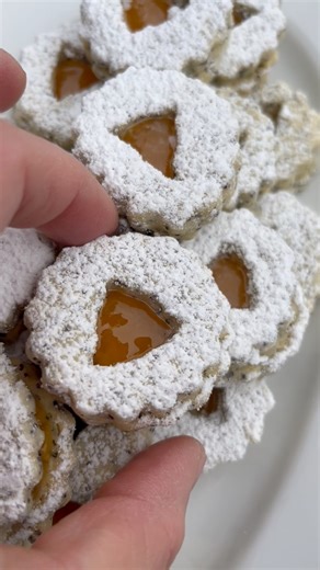 Makové linecké – jemné a krehké vianočné pečivo, ktoré by nemalo chýbat #recept- https://recepis.sk/2025/12/07/makove-linecke-jemne-a-krehke/ Napíš 'mak' a pošlem ti recept do správy. #vianoce #vianocnepecivo #pecenie #linecke #mak #makovepecivo #makove #pecenie | Recepis.sk