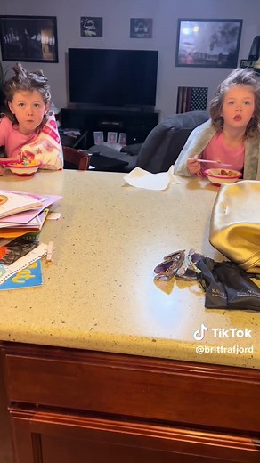 Throw back to last spring break, should I try and trick them again this year? 🤣 I actually felt really mean when Emmersyn started crying 🫣 #fyp #springbreak #palmsprings #aprilfoolsday #prank #foryoupage #identicaltwins