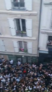 "Désenchantée" hier dans les rues de Paris pour la Fête de la Musique 🤩 Grande émotion à l'écoute de cette vidéo ! Source : @etiennefr | Mylène Farmer