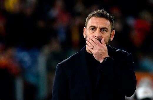 26 timer efter fyring - De Rossi dukker op til Roma-begravelse