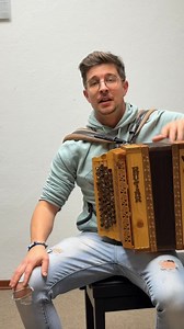 Prva vaja na harmoniki: 🔹Sprehod čez tipke:1, 2, 3🔹 Pokažem prvo vajo, ki jo vadimo na čisto prvi lekciji diatonične harmonike. Predstavim osnovno tehniko s prvimi tremi prsti desne roke, pravilno uporabo meha in postopno gibanje po tipkah. Vaja je namenjena popolnim začetnikom in jo je dobro ponavljati vsak dan za razvoj spretnosti in občutka za instrument. Najprej zelo počasi, nato hitreje-vedno pa enakomerno. #harmonika #lekcija #music #musiclessons #learningmusic #harmonikaje1a #glasbenina
