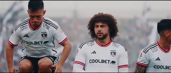 “¡Emoción hasta el último segundo! “La Remontada”💥⚽ Colo Colo nos regaló una remontada épica que quedará grabada en la historia. Lucharon con todo y, en los descuentos, lograron una victoria increíble con un marcador final de 2-1. ¡El espíritu del equipo nunca se rinde! 💪🏆 #VamosColoColo | Colo-Colo