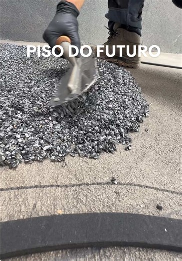 Você já conhecia o piso drenante? Esse é o piso do futuro. Fica pronto em 24 horas, não precisa de mão de obra especializada, sem tem rejunte, sem emenda, e ele ainda é drenante. A água não acumula, não dá poça, e fica com acabamento impecável. Pode aplicar na garagem, no corredor, no quintal e até na área interna, se quiser. E sim, ele suporta o peso de veículos sem problema. E esse é o piso Hold Stone , uma super resina pra poder fazer o seu piso drenante. Agora me conta… você teria esse piso 