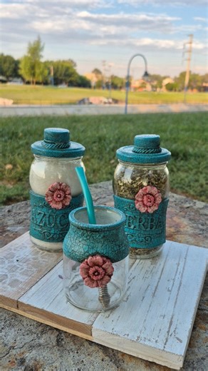 Day Ra on Instagram: "Tenes frascos? Mira que buena opción para reciclarlos👌 Si te gustó dejame un comentario, dale 💜, compartí y Guarda📩 #reciclajecreativo #frascosdevidrio #setyerbaazúcar #setmatero #FrascosReciclados"