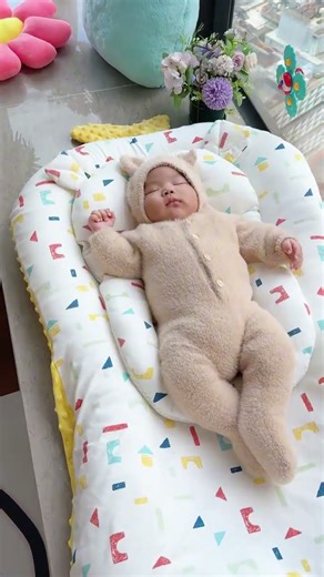 This Baby Bed in Bed Creates a Safe Cozy Sleeping Space for Newborns Anywhere #baby #momlife