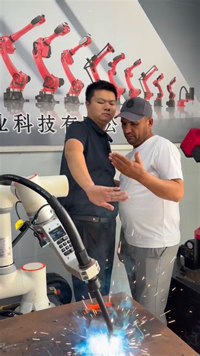 Collaborative welding robots. | Industrialrobot Linda