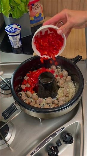 Pasta & Bratwurst aus dem Campingbackofen, so einfach geht’s!