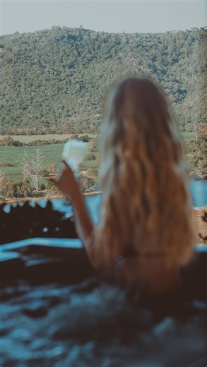 Josh & Ruthie Betts |Travel & Love on Instagram: "🇿🇦😍 Who you bringing here!? Comment ‘🌊’ and I’ll send you a direct link (plus a discount code!) to our digital guide to the Garden Route sharing 65+ pages packed with THE BEST places to stay, foodie restaurants, hiking trails!!, hidden gems, natural pools, cute cafes, campsites, plus a full budget breakdown, and three customised itineraries 🥹😱 Available on - https://lifeofbetts.com/products/the-ultimate-guide-to-the-garden-route-south-afric