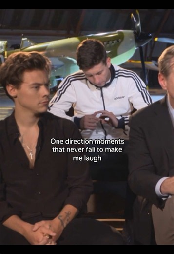 No one: — 🧍🏻‍♂️ Harry: chasiiing thee clooOUuuUdss #1D #fypシ゚viral #directioner #onedirection #popculture