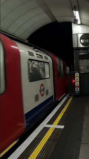 Victoria line | Arriving into Warren Street Station