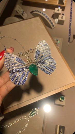 Haniyeh Mohsenizadeh on Instagram‎: "نمایشگاه طلا و جواهرات شارجه #هانیه_محسنی_زاده #haniyeh_mohsenizadeh #طلا #طلاوجواهرات #مد #طراحی #طراحی_جواهرات #sharjah #sharjahexpo #sharjah❤️ #explorepage✨ #expo #exposure #fashionable #fashionblogger #fashion #vouge #vougearabia #arab #arabjewellery #ذهب #ذهب_بحريني #ذهب_اماراتي #ذهب_كويتي #دبی #دبی_امارات_متحده_عربی"‎