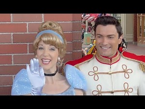 [Crowded] Cinderella and Prince Charming's greeting (Tokyo Disneyland)