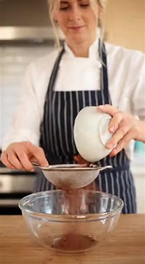 🍰 Keto Chocolate Peanut Butter Cake Recipe 🕒 Prep Time: 20 minutes ⏱️ Cook Time: 25 minutes 🍽️ Servings: 10–12 slices 🧁 Ingredients For the Chocolate Cake Layers: 2 cups almond flour 1/2 cup unsweetened cocoa powder 1/4 cup coconut flour 2 tsp baking powder 1/2 tsp salt 1/2 cup unsalted butter, melted 1 cup erythritol (or preferred keto sweetener) 5 large eggs 1/2 cup unsweetened almond milk 1 tsp vanilla extract For the Peanut Butter Frosting: 1 cup creamy natural peanut butter (no sugar ad