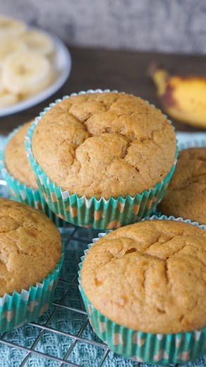 Diese Bananenmuffins passen perfekt in die Brotdose und sind auch auf jedem Kindergeburtstag ein Hit! 🍌💛 https://www.familienkost.de/rezept_bananenmuffins_ohne_zucker.html Die Bananenmuffins lassen sich wunderbar mit überreifen Bananen zubereiten und du brauchst dafür nur 20-30 Minuten! Außerdem kommen die kleinen Küchlein ganz ohne industriellen Zucker aus, da Bananen schon so viel natürliche Süße mitbringen. 🙏 #brotdose #pausenbrot #kinderrezepte #muffins #bananen #gesundbacken #resteverwer