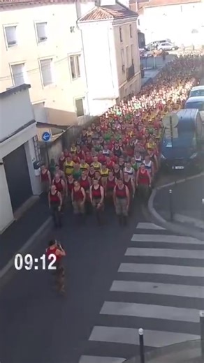 Hier, le 8ᵉ RPIMa, le 8ᵉ Régiment de Parachutistes d’Infanterie de Marine, a fait résonner ses chants, porteurs de courage et de fraternité, dans les rues de Castres impressionnant ! | Parousie
