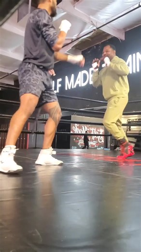 Passing on the knowledge from father to son | Shane Mosley Sr. vs Shane Mosley Jr. sparring