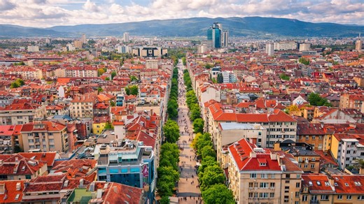 The city where boulevards run through historic districts