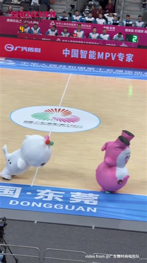 Handstands? Meet the adorable mascots of China’s 15th National Games, Xi Yangyang（喜洋洋） and Le Rongrong（乐融融）, inspired by the Chinese white dolphin (中华白海豚). The performers inside are teenage students from the Wong Fei-hung Martial Arts & Academic School (黄飞鸿文武学校) in Foshan, training daily since July in costumes weighing almost 8 kg. Their dance moves won hearts online! Video from 广东舞时尚啦啦队 & 玲玲（必发财版）& 大小张 Discover Foshan | ShenzhenStory
