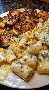 Creamy Garlic Parmesan Chicken Rigatoni with Cheesy Alfredo Sauce 🤍 Ingredients: 12 oz rigatoni pasta 1½ lbs boneless skinless chicken breasts, bite-size 2 tbsp olive oil 4 tbsp unsalted butter 5 cloves garlic, minced 1½ tsp Italian seasoning ½ tsp garlic powder Salt and black pepper, to taste 1½ cups heavy cream ¾ cup whole milk 1½ cups grated Parmesan cheese ½ cup shredded mozzarella cheese ¼ tsp nutmeg (optional) Crushed red pepper flakes, optional Fresh parsley, chopped Instructions: Boil r