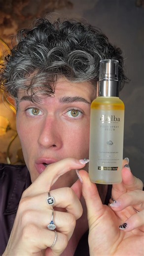 Une astuce qui change tout à ton teint 🙏🏻 Et c’est terminé l’effet poudreux à la fin de ton make up avec : le First spay serum @d'Alba Piedmont ! #dalba #truffleglow #firstsprayserum #glowyskin #makeuptips Dispo sur Amazon 🩷